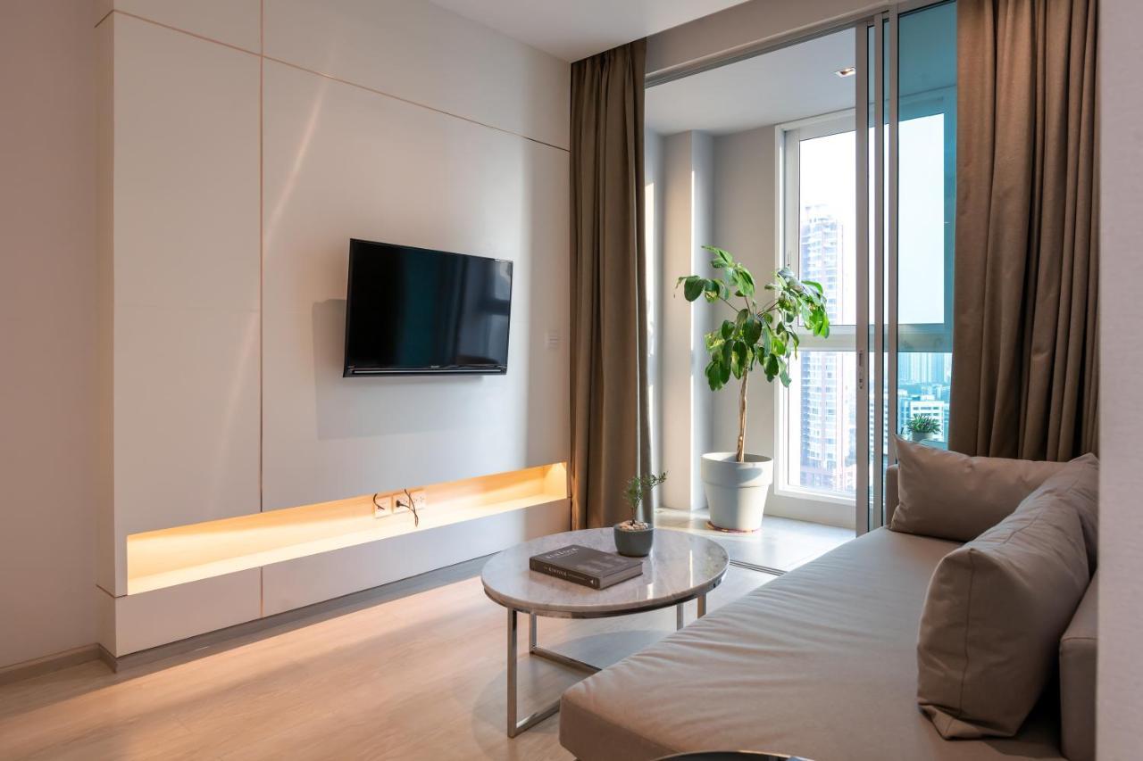 Jasmine 59 Hotel Bangkok Eksteriør billede A living room in a serviced apartment in Hong Kong