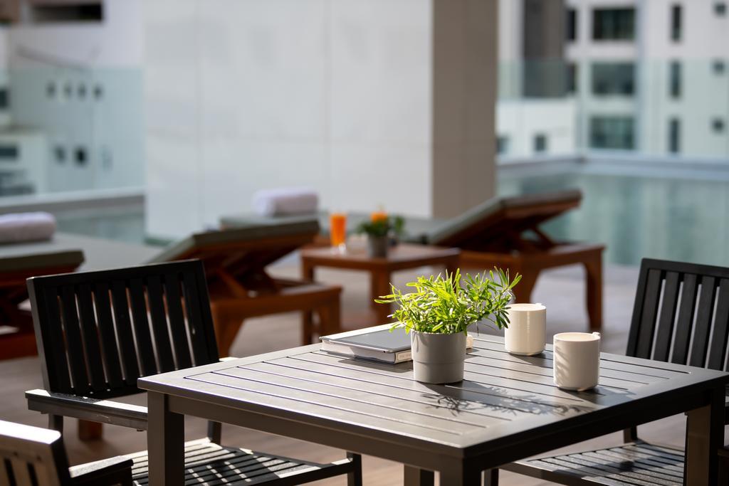 Jasmine 59 Hotel Bangkok Eksteriør billede A table and chairs