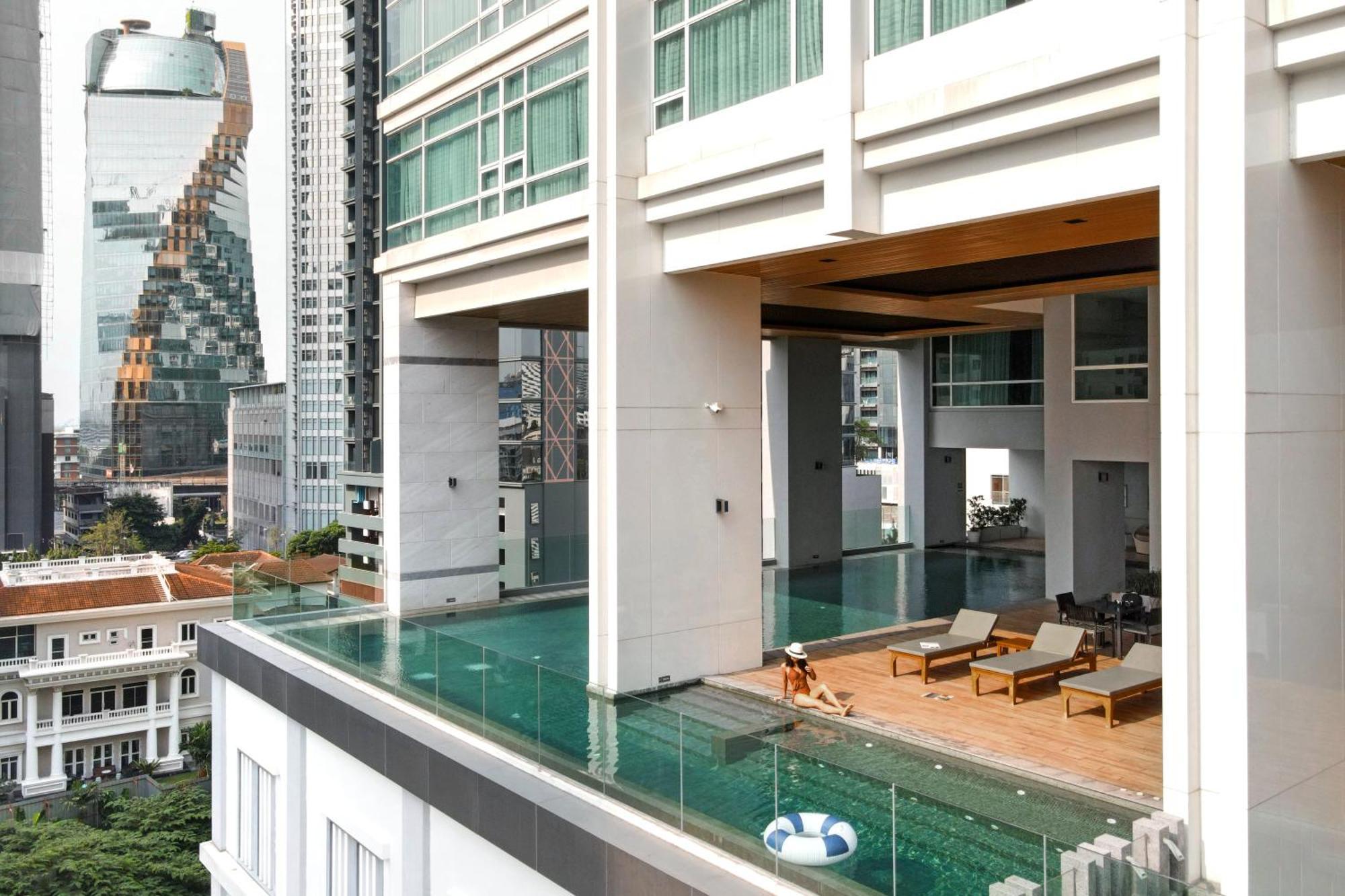 Jasmine 59 Hotel Bangkok Eksteriør billede The swimming pool at the 13th floor