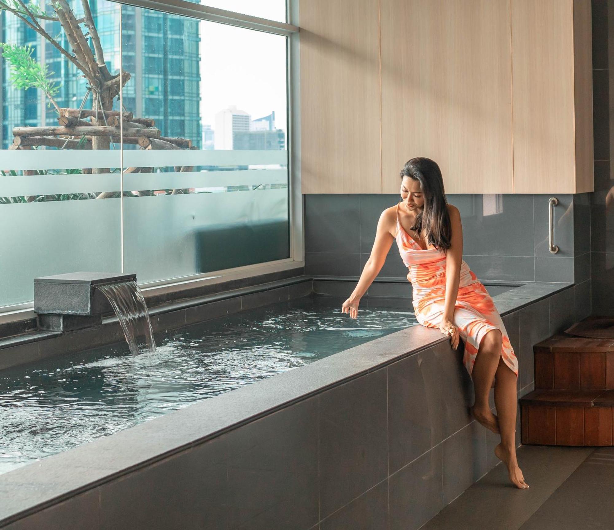 Jasmine 59 Hotel Bangkok Eksteriør billede A woman in a modern onsen