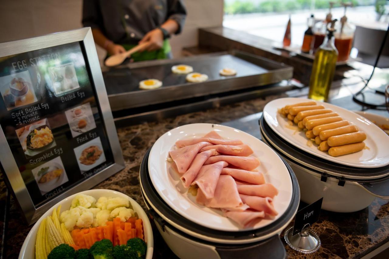 Jasmine 59 Hotel Bangkok Eksteriør billede A chef cooking